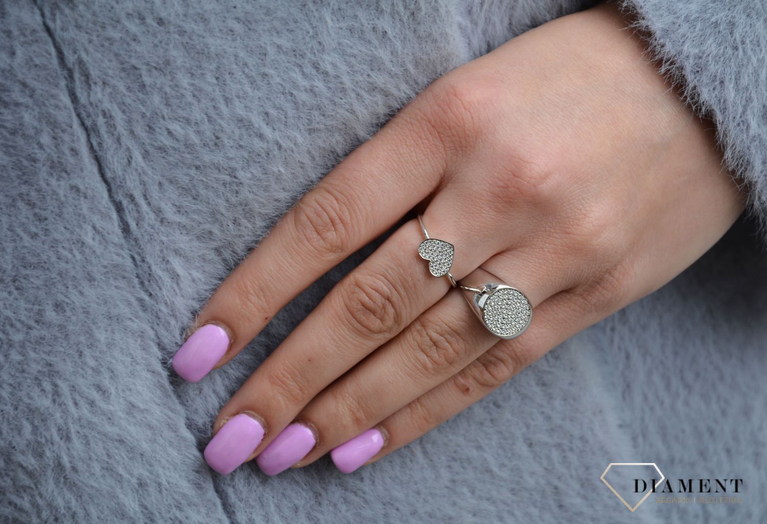 Sygnet damski srebrny z cyrkoniami Dall'Acqua. Srebrny pierścionek o prostym splocie, który jest perfekcyjnym połączeniem efektownej stylistyki i delikatności..jpg